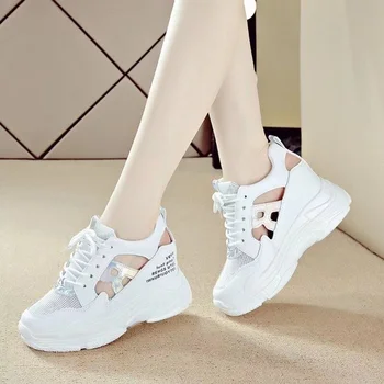 Белые женские повседневные туфли на плоской платформе с круглым носком, летние сетчатые Новые женские повседневные кроссовки, женские криперы с вырезами 6