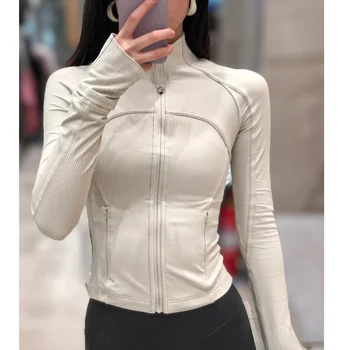 Lulu, та же модель, что и DefineJacket, представляет новую спортивную куртку Lulu yoga slim fit с резьбой, создающую ощущение обнаженности для женской одежды. 23